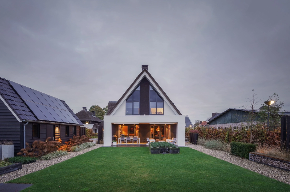 Achterzijde van een landelijke villa met witte gevel