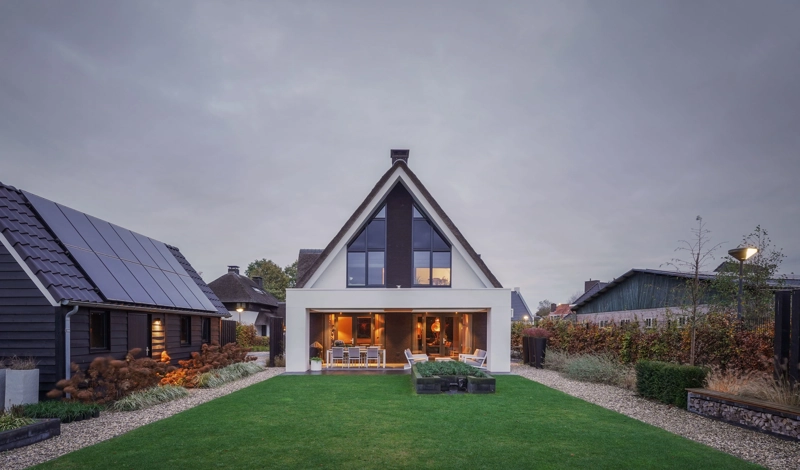 Achterzijde van een landelijke villa met witte gevel