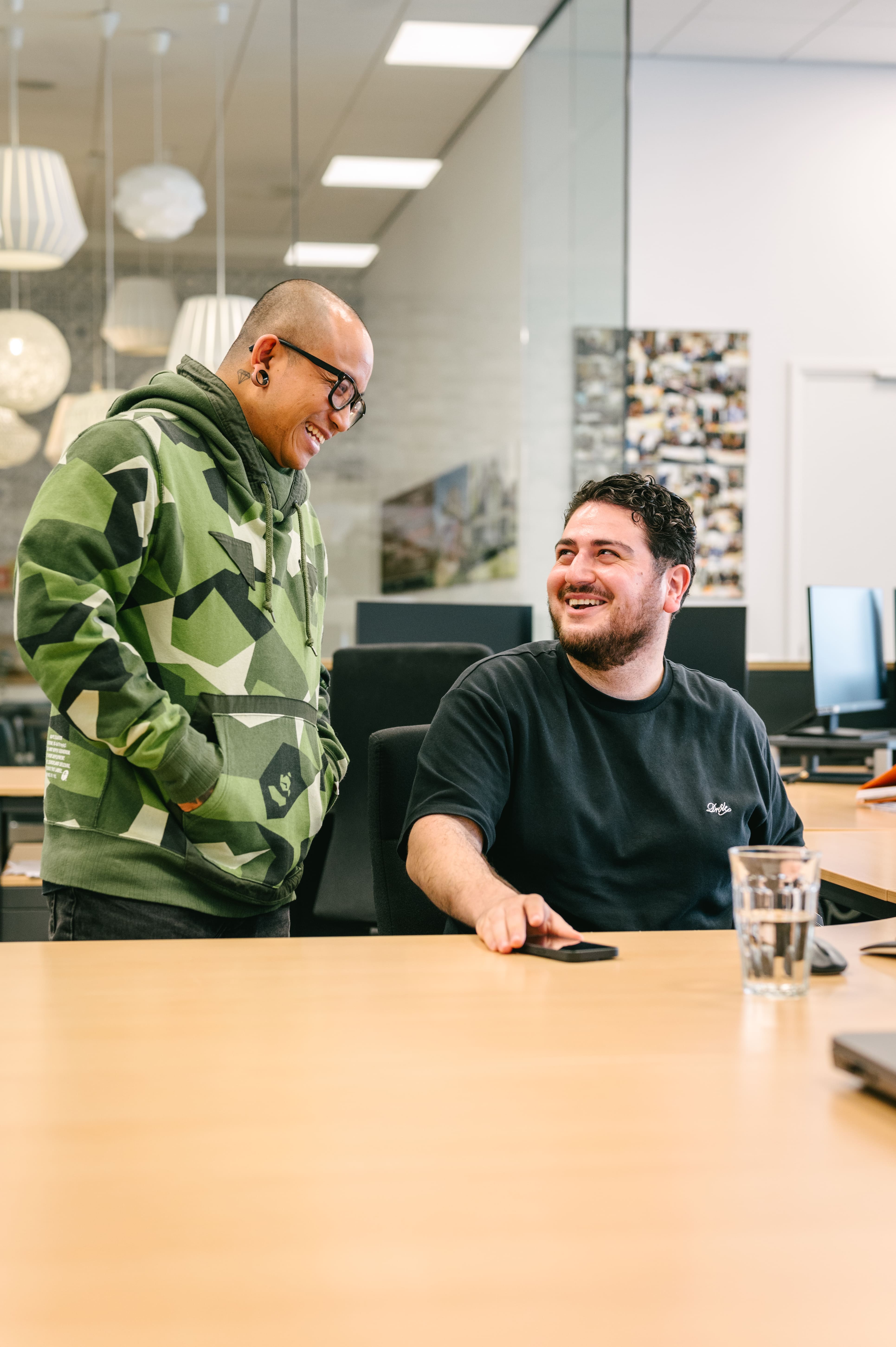 Medewerkers van Livingstone in gesprek met elkaar