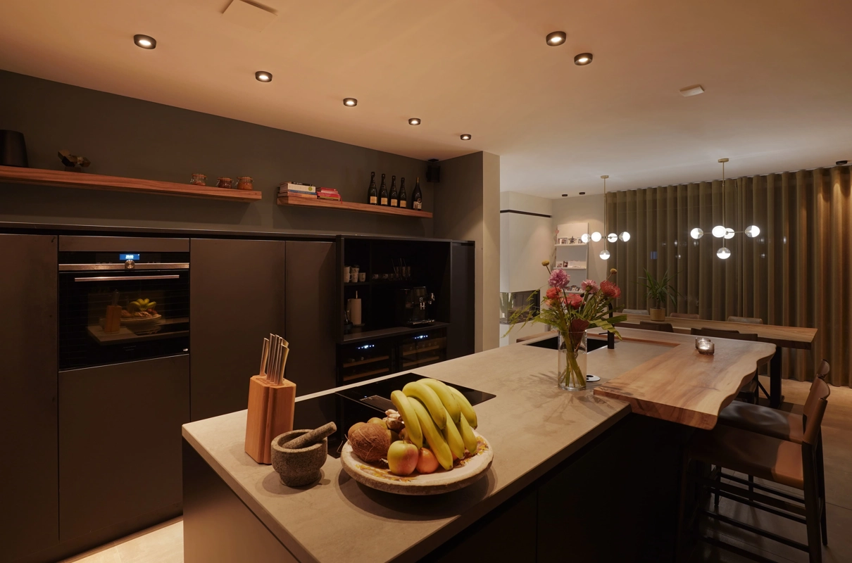 Een moderne, luxe woonkeuken met koffiecorner
