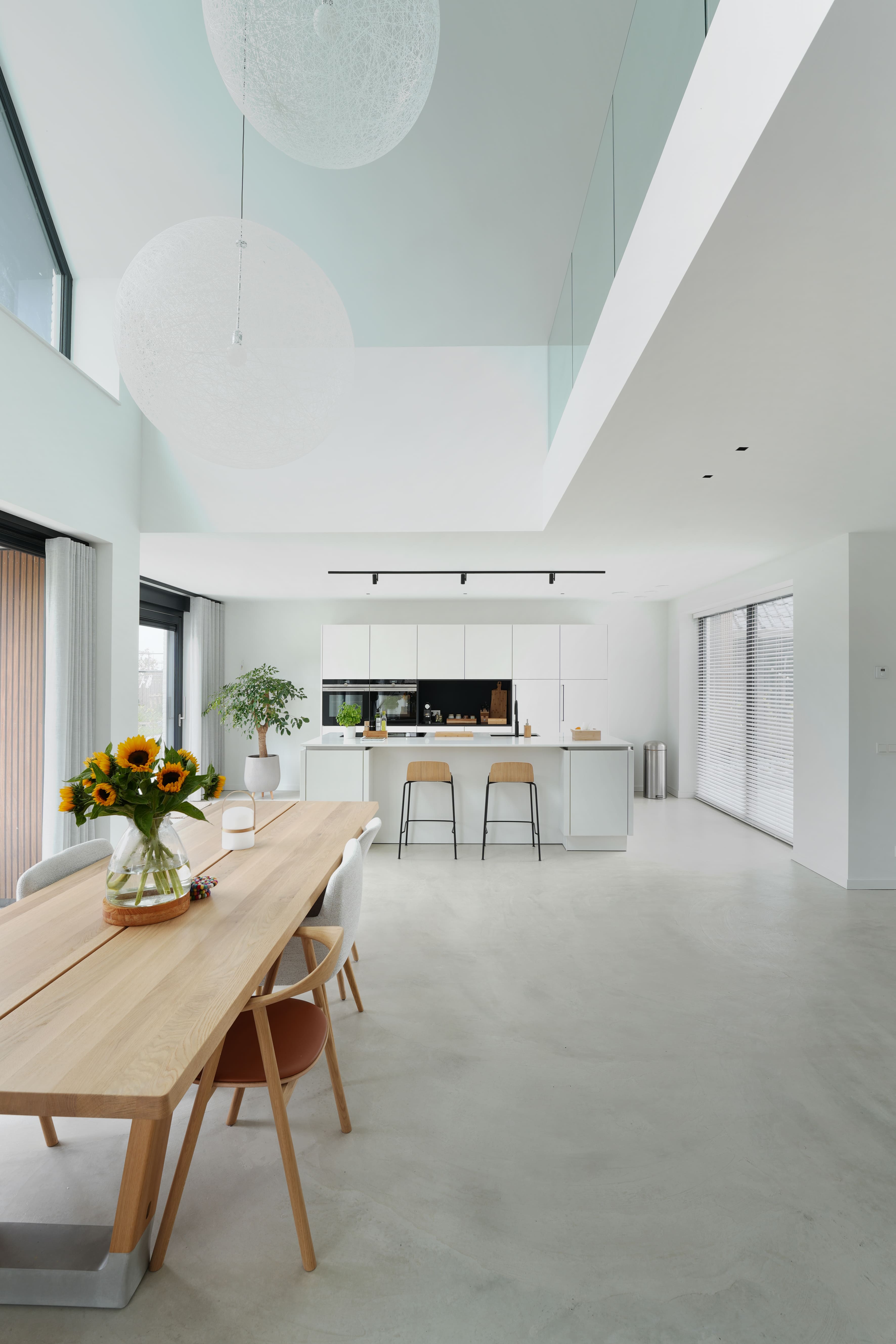 Moderne grijze gietvloer en minimalistische keuken