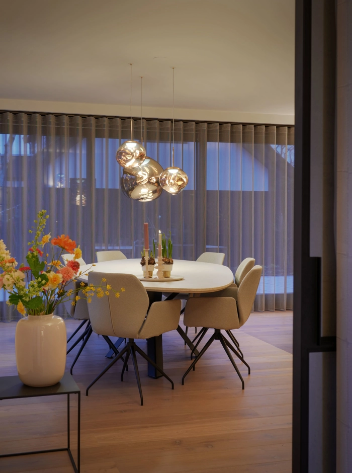 Moderne eetkamer met sfeervolle verlichting