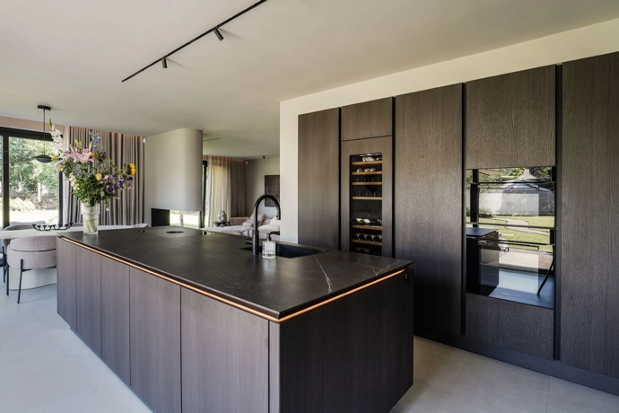 Donkere luxe maatwerk keuken met led verlichting