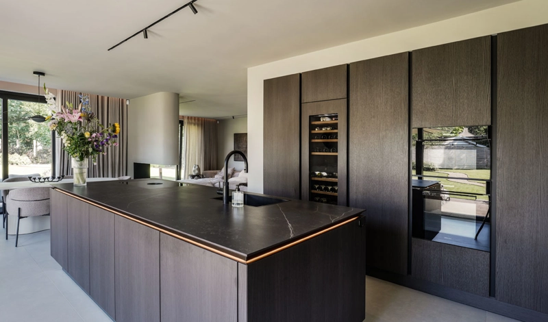 Donkere luxe maatwerk keuken met led verlichting