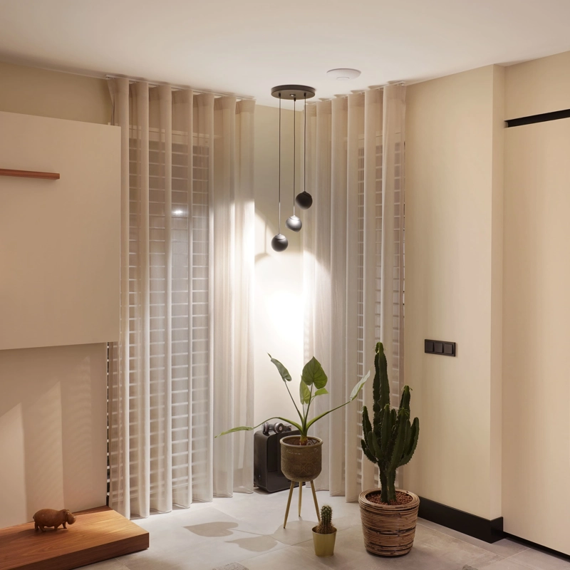 Een luxe interieur met gordijn, design lichtarmatuur en haard