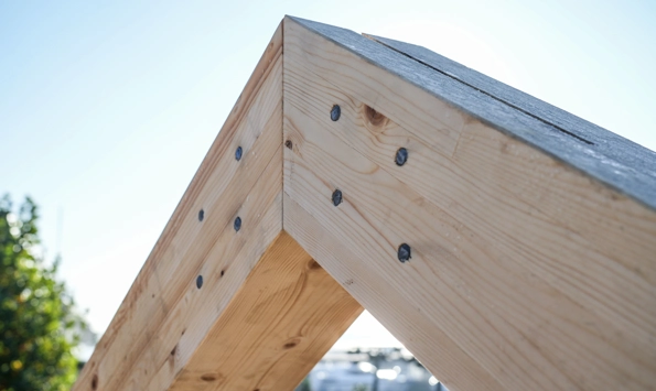 Een close up afbeelding van een CLT verbinding