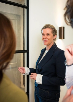 Interieurarchitecte verwelkomt klanten in showroom