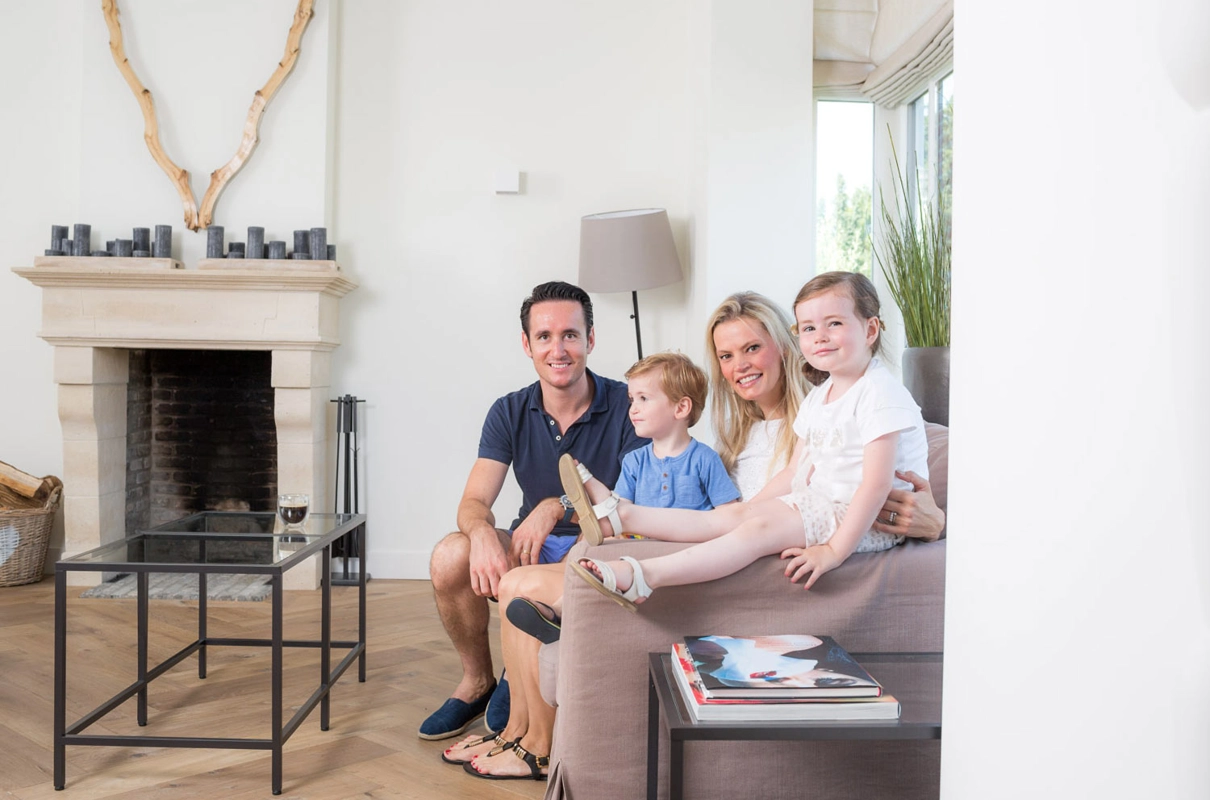 Testimonial nieuwbouw gezin op de bank
