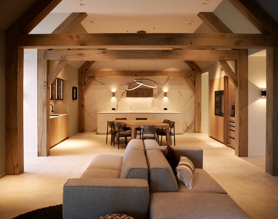 Sfeervolle landelijke woonkamer met houten spanten