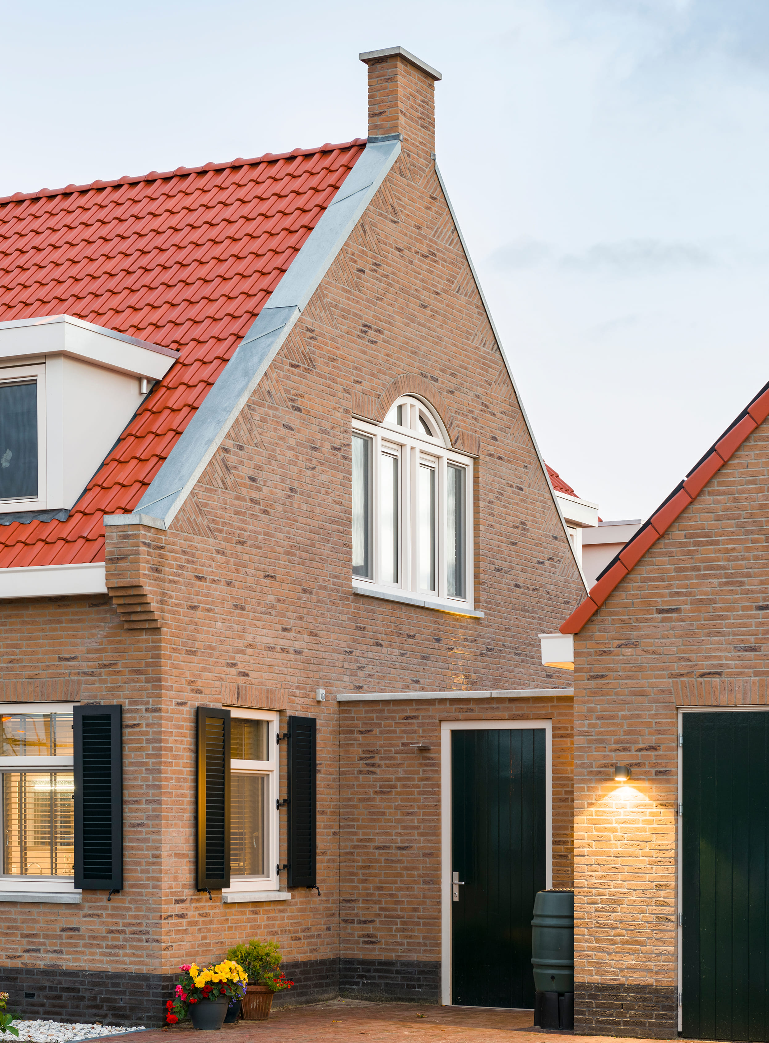 Boerderijwoning met rode dakpannen