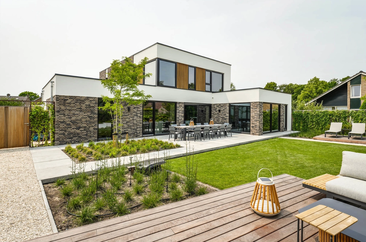 Achterzijde van kubistische woning met wit houten gevelbekleding