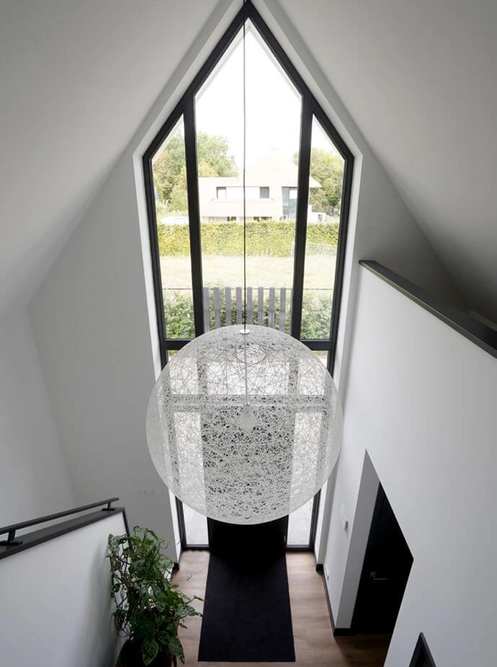 Luxe entree van een villa met witte wandafwerking