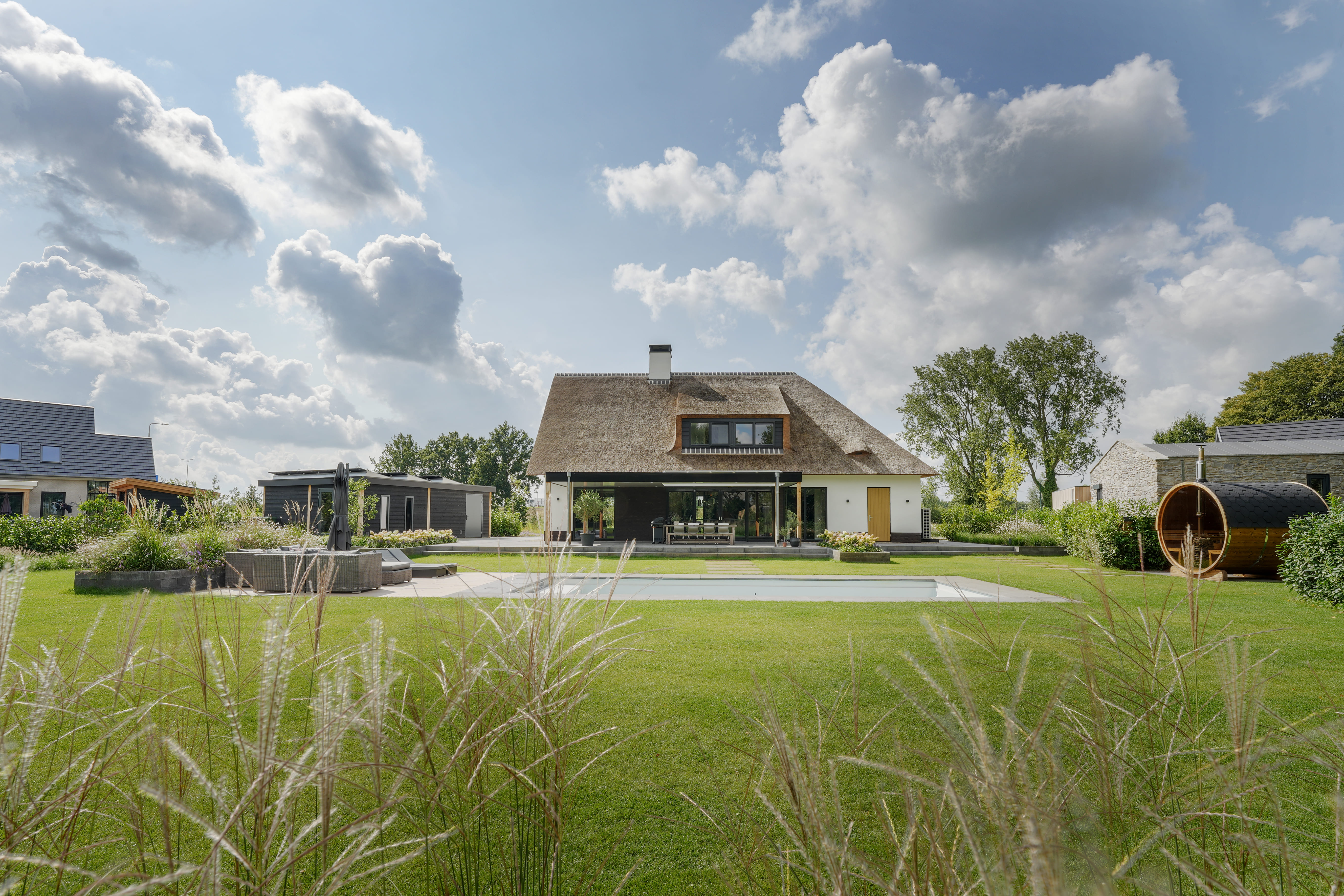 Moderne schuurwoning met rieten kap en zwembad