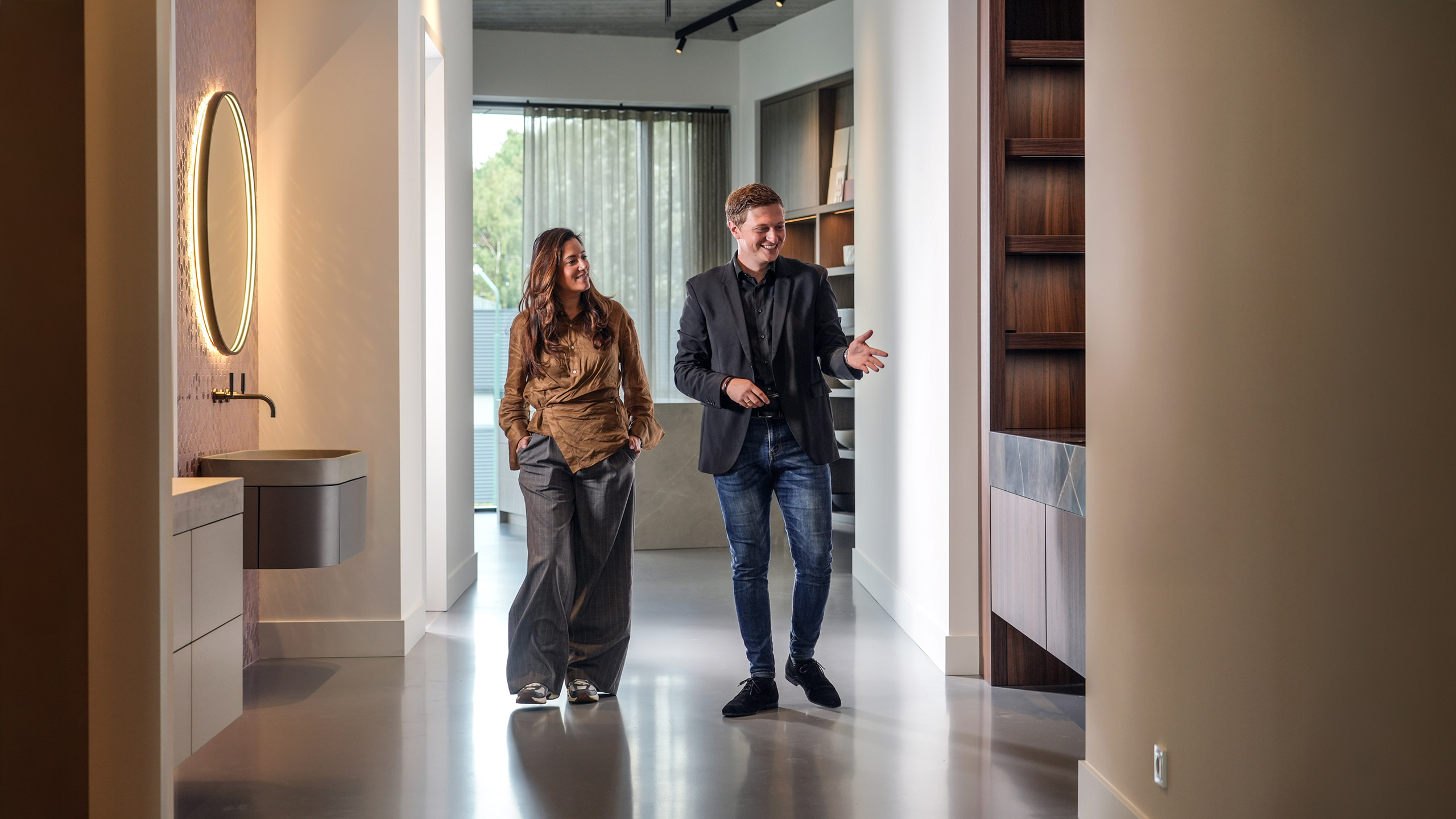 architect-geeft-klant-rondleiding-in-showroom.jpg