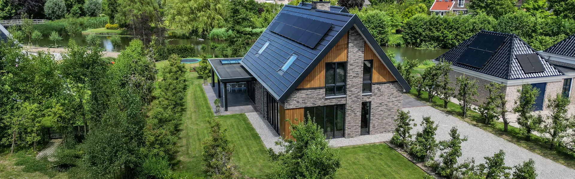 Bovenaanzicht van moderne schuurwoning met zonnepanelen