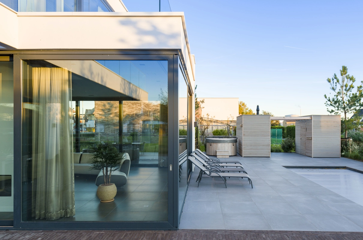 Grote raampartijen en terras van een moderne kubistische villa