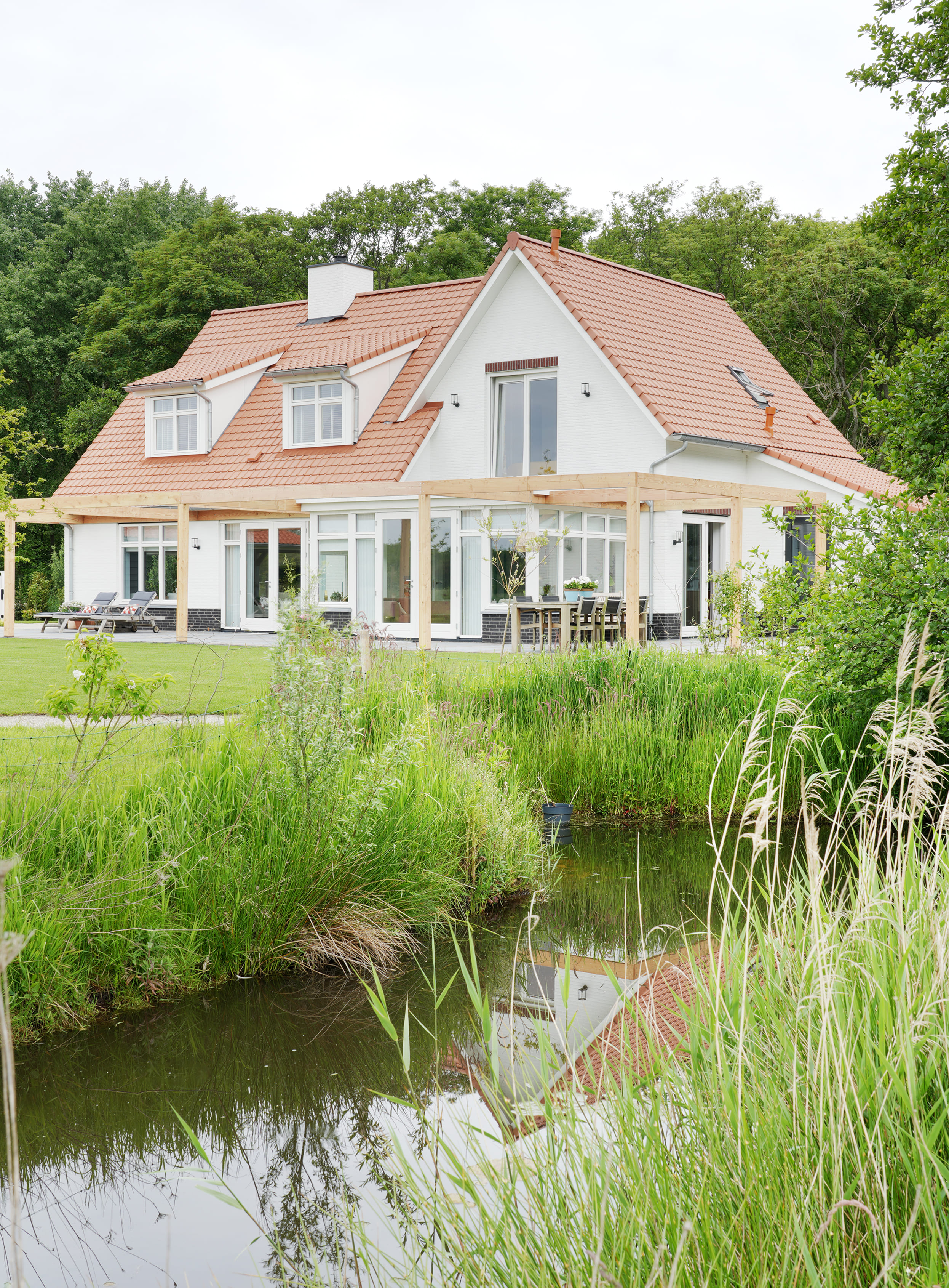 Boerderijwonging met rode pannen