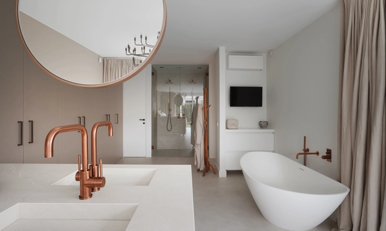 Badkamer en suite met ligbad