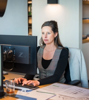 Medewerker van Livingstone aan het werk op kantoor