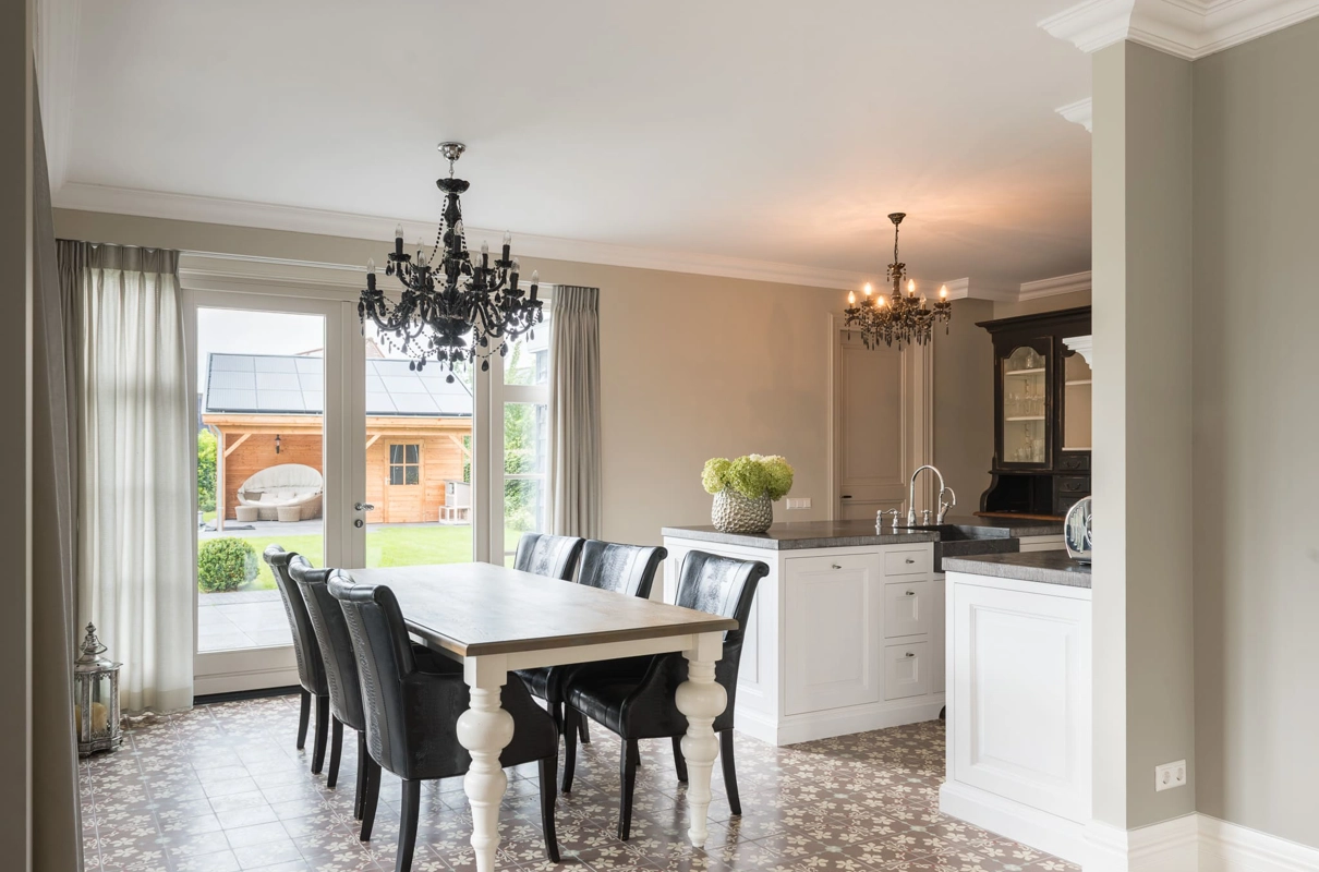 Een luxe, klassieke eetkamer