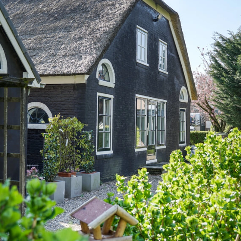 landelijke-boerderijwoning-vooraanzicht-donkere-gevel-entree.jpg