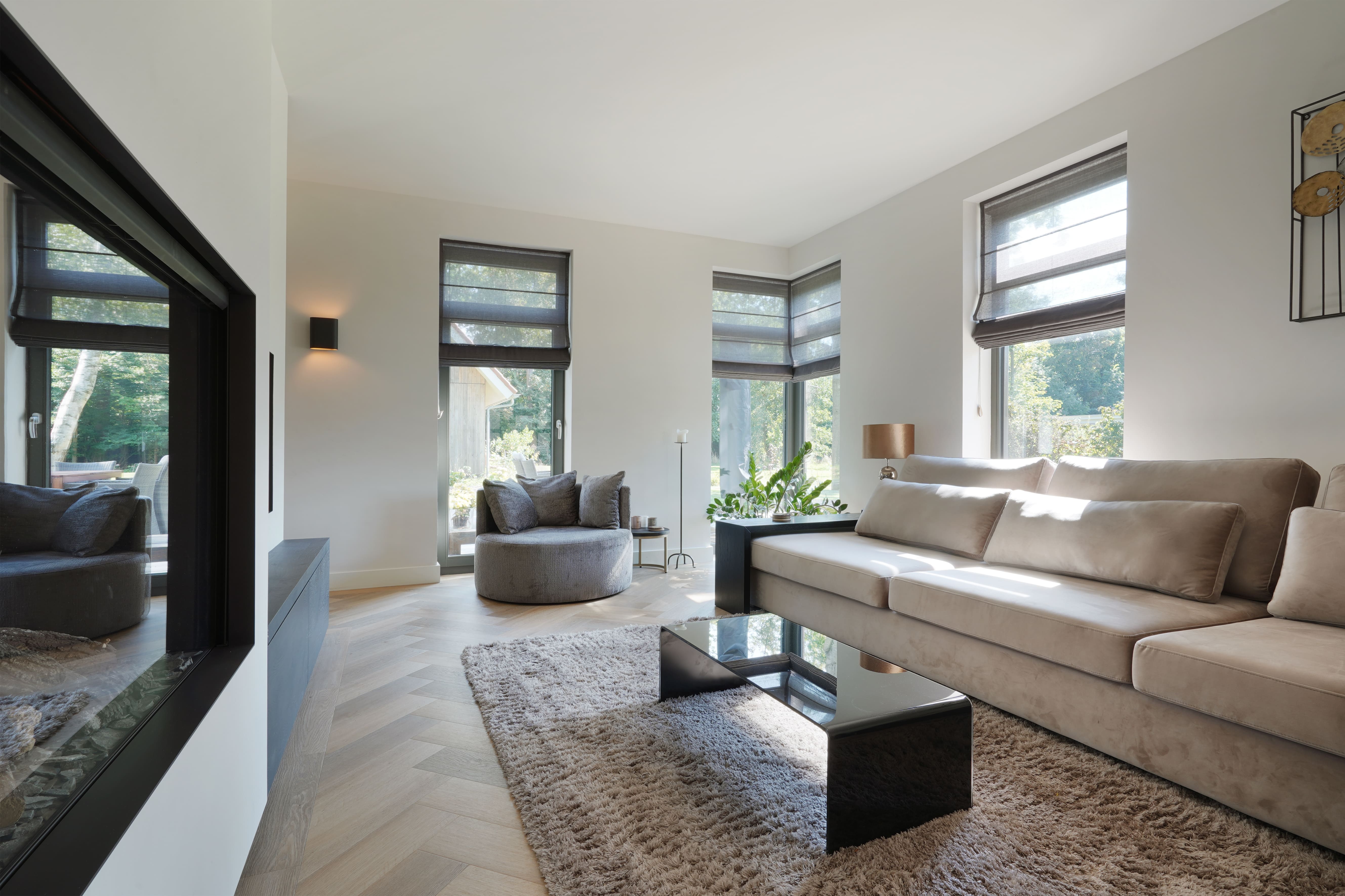 Luxe hoogwaardig interieur met hoogpolig vloerkleed