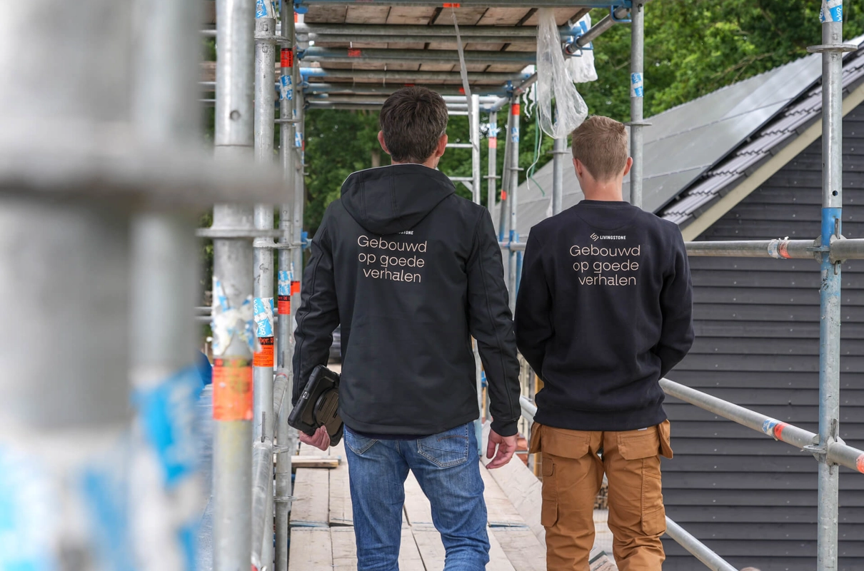 Een uitvoerder en projectleider van Livingstone wandelen op een steiger