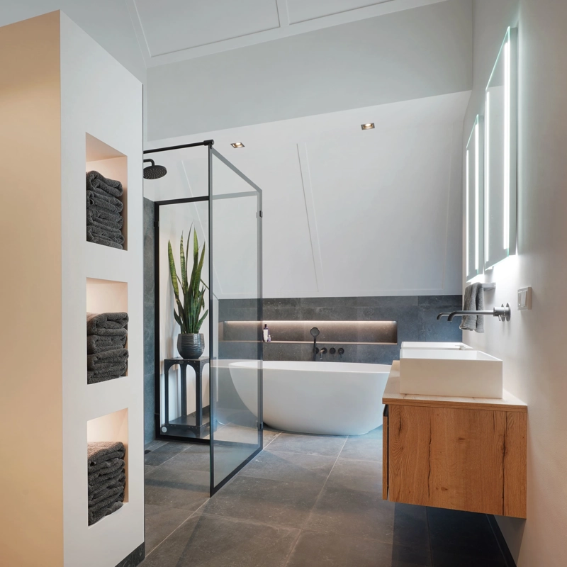 Een lichte en luxe badkamer met ligbad