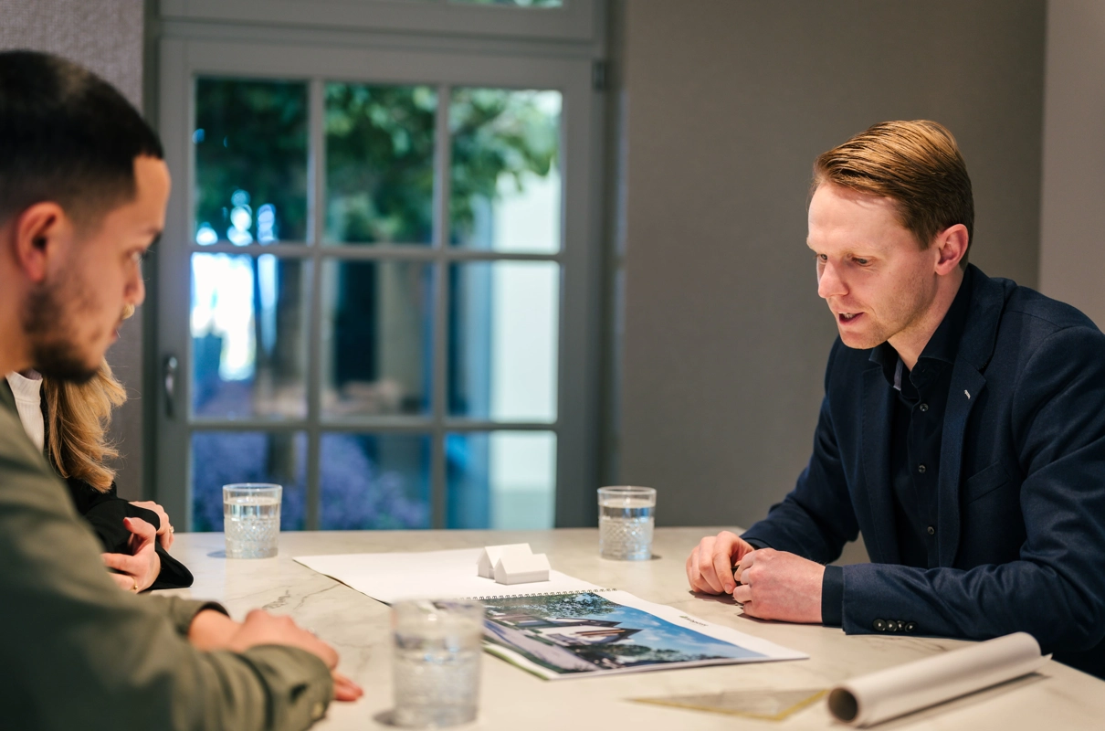 klantgesprek tussen architect en klanten