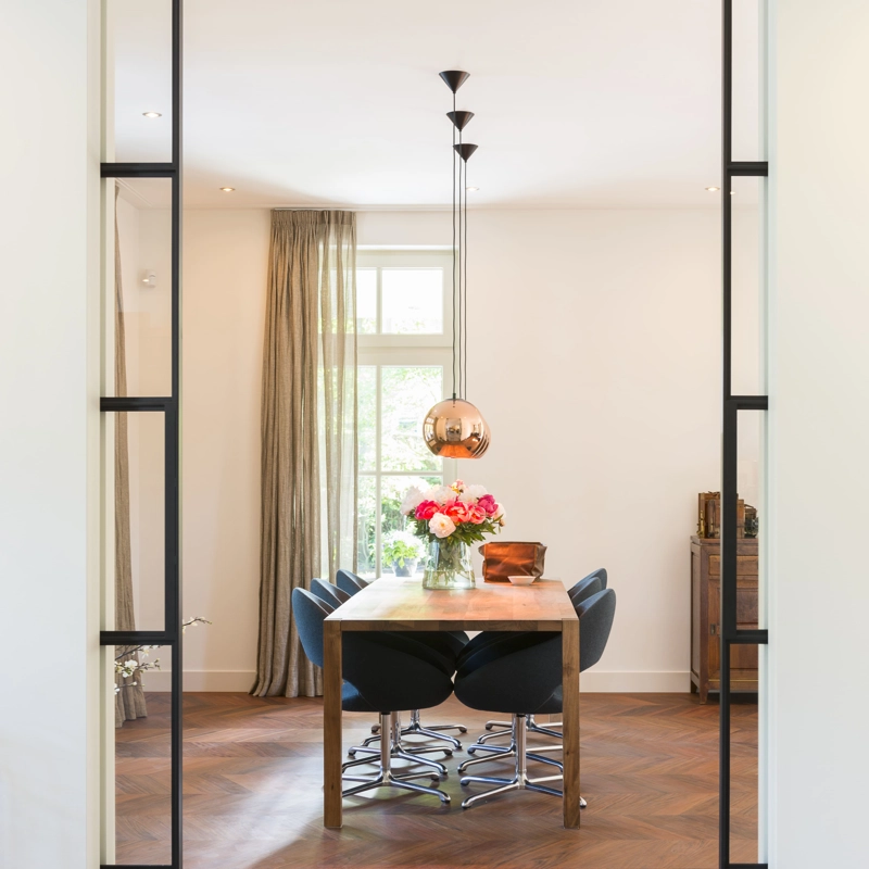 Licht en op interieur met zwart houten stalen eetkamerdeuren