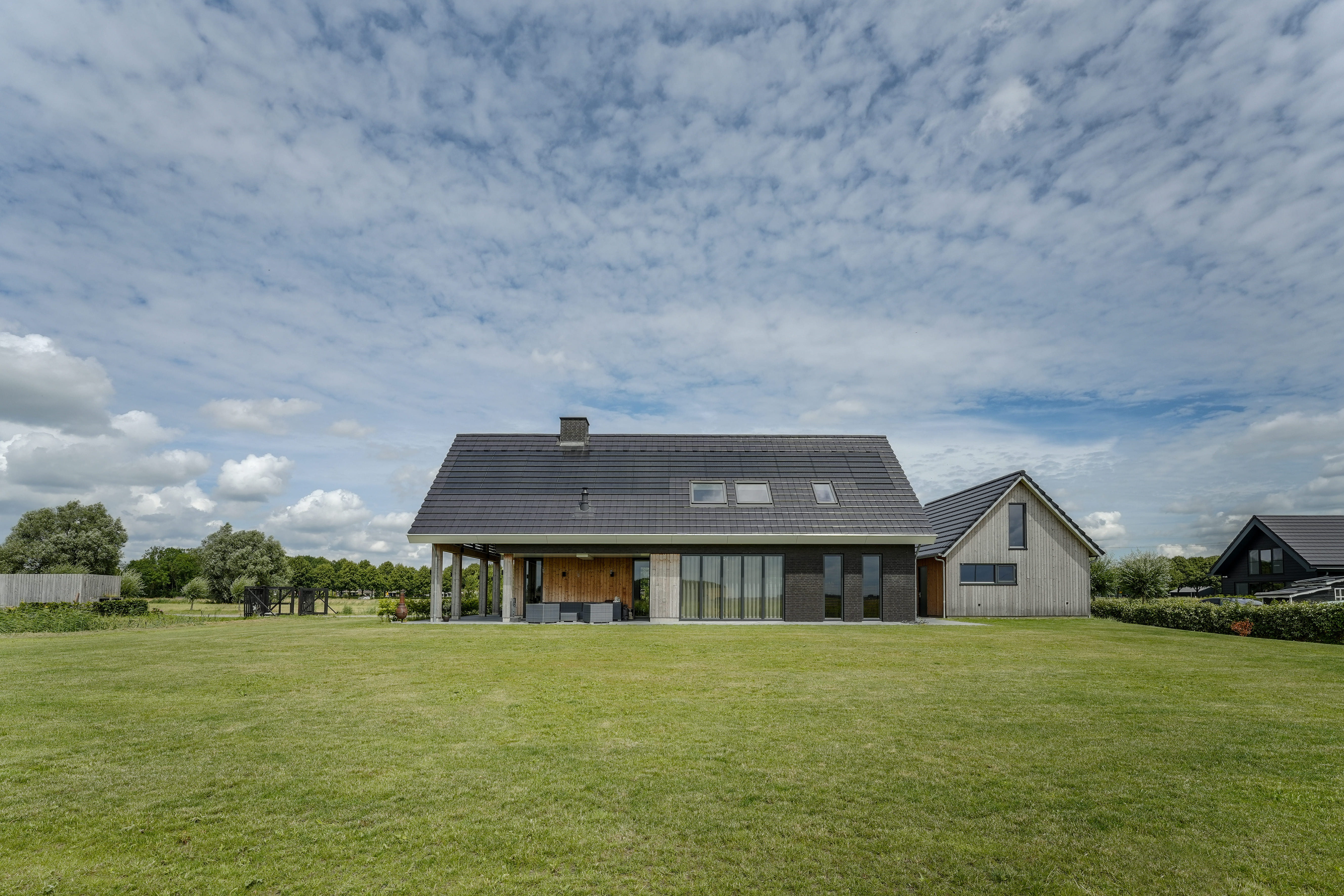 zijaanzicht duurzame villa met zonnepanelen
